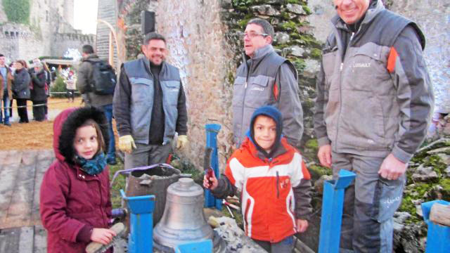 Dernier coup de brosse avec des enfants pour dévoiler les inscriptions sur les cloches.
-Photo:Ouest France