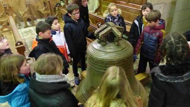 Autour de théodore, les enfants s'affairent et admirent de près le travail de restauration réalisé. La cloche va prochainement retrouver son clocher pour rytmer le temps qui passe.
-Photo:Ouest France