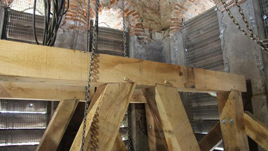 Le beffroi est une charpente en bois soutenant les cloches.

  -Photo:La Manche Libre