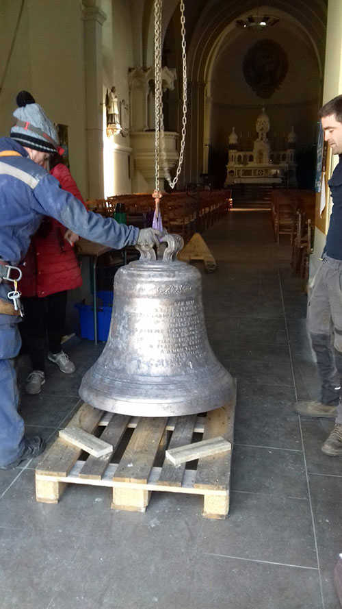 Les inscriptions sur les cloches sont en réalité les noms des donateurs.

  -Photo:L'Éclaireur de Châteaubriant