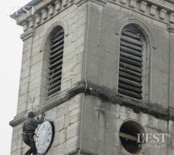 L’entreprise Prêtre Père et Fils, qui avait fabriqué et installé en 1893 l'horloge mécanique du temple, est venue la restaurer 124 ans plus tard.  

  -Photo:L'Est Républicain