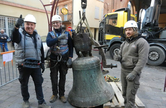 Opération réussie ! La cloche peut partir à l'atelier.

  -Photo:La Dépêche du Midi