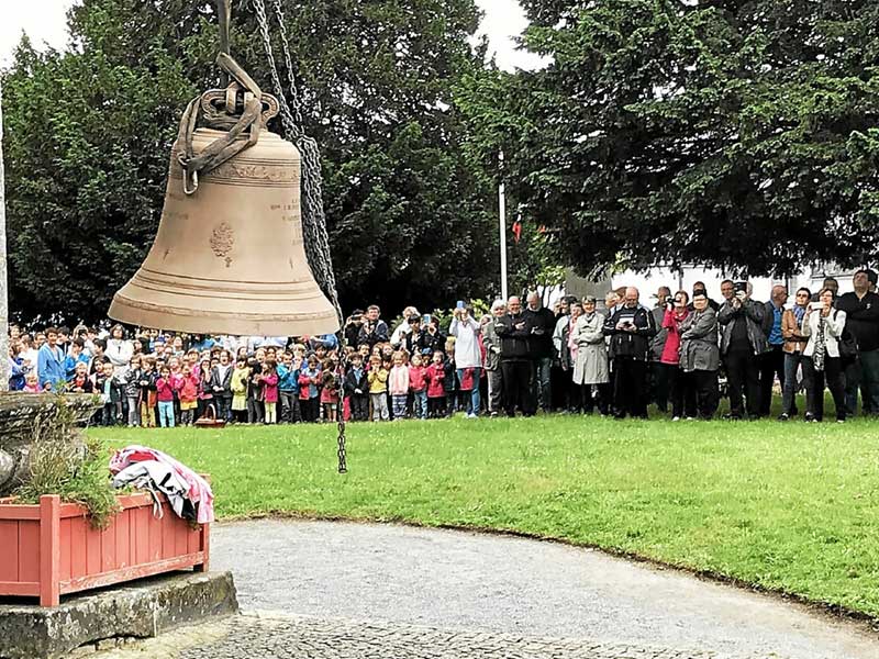La cloche prend son envol vers le clocher, ce lundi matin, devant une foule de paroissiens et de citoyens, ainsi que des élèves de l’école Notre-Dame.

  -Photo:Le Télégramme