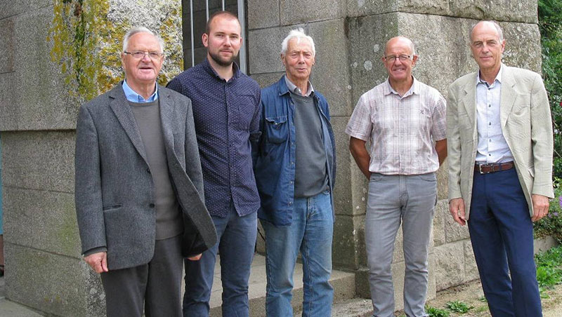 Le père Ruaud, aux côtés du représentant de l’entreprise Alain Macé, de Bernard Perron, employé aux services techniques de la Ville, et de Daniel Guillerme, adjoint au maire en charge des travaux.

  -Photo:Ouest France