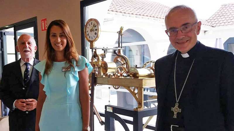 Jean-Paul Sauvage, la directrice Mme El Harchi et Mgr Jean-Pierre Batut, devant l’horloge restaurée. 

  -Photo:La Nouvelle République