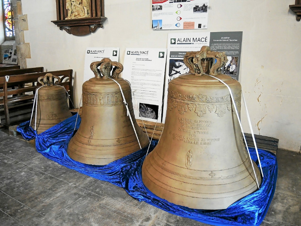 Trois cloches sur quatre étaient en réparation. Elles sont au sol tout le mois de septembre, accompagnées d’une exposition relatant leur histoire.

  -Photo:Le Télégramme