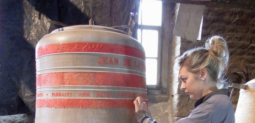 Elise Alexandre, mouleuse, pose les décors sur la 4e cloche de la cathédrale de Saint-Malo, une des commandes en cours.

  -Photo:Le Télégramme
