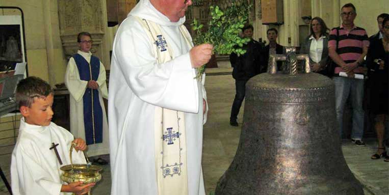 L’Abbé Benoît Bréant bénissant la belle Catherine

  -Photo:La Manche Libre