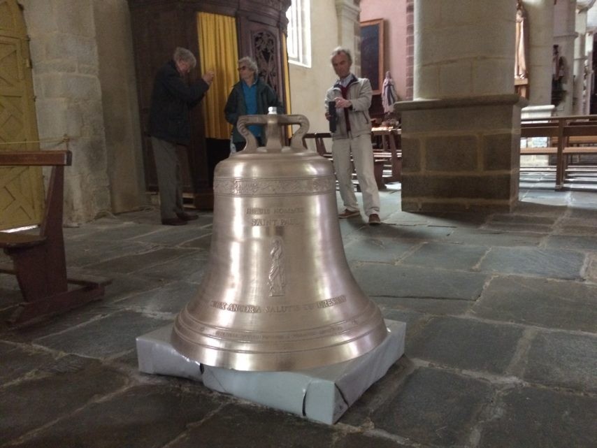 La cloche se nomme Saint Paul.

  -Photo:actu.fr