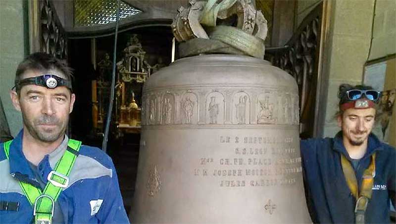 Fragilisée, la cloche a eu droit à une petite cure de jouvence de deux mois dans la Manche. 

  -Photo:Ouest France