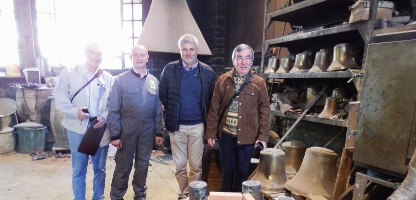 De gauche à droite : Joël Dubois sacristain, Paul Bergamo, P.-d.g Cornille Havard, Martial Godallier, responsable commercial chez Roy-Biard et le père Rémi Denais.

  -Photo:La Manche Libre