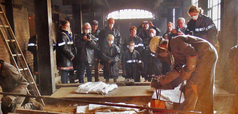 Une délégation d'enfants a assisté à la coulée de la cloche Concordia.

  -Photo:La Manche Libre