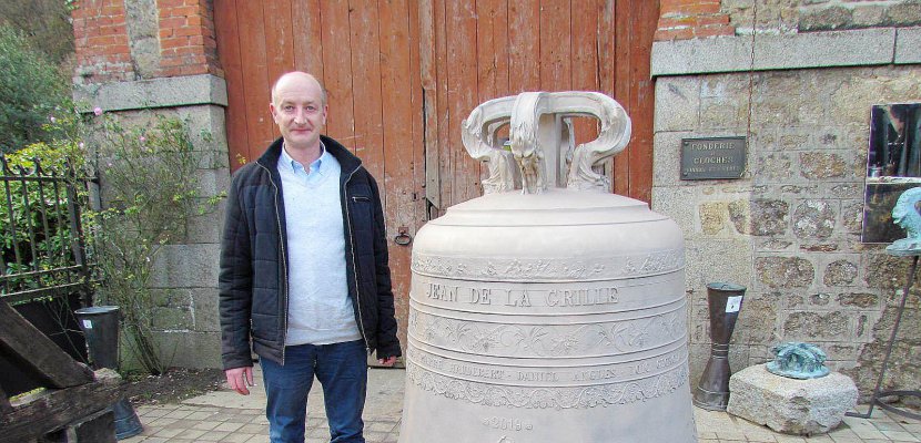 Paul Bergamo, Pt de Cornille- Havard présente la cloche dédiée au Clergé.

  -Photo:La Manche Libre