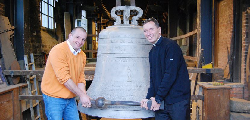 Le père Etienne Lorta, à droite, curé de la cathédrale Saint Vincent et David Gressier, des services techniques, ont fait sonné le bourdon Saint Jean de la Grille

  -Photo:La Manche Libre