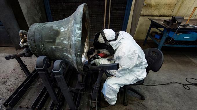 Des cloches «oubliées», appartenant généralement aux communes, sont régulièrement retrouvées au fond des clochers par un maire alerté par ses habitants ou des associations.

  -Photo:Le Figaro