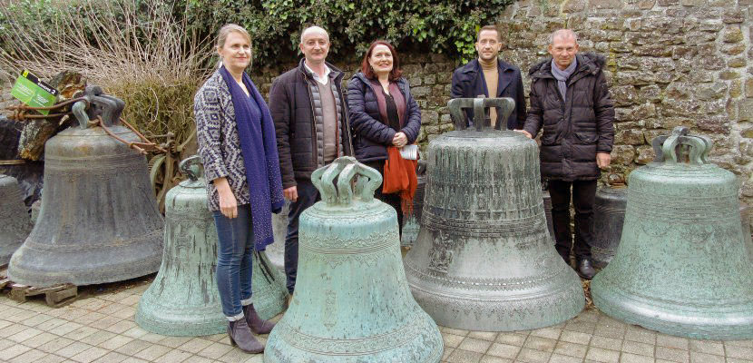  Laurence Loyer-Camebourg, directrice de la culture au Département, Paul Bergamo, le directeur de la fonderie, Catherine Brunaud-Rhyn, vice-présidente du Département, Charly Varin, président de l'intercom et Philippe Lemaitre, maire de Villedieu (Manche).

-Photo:Ouest France