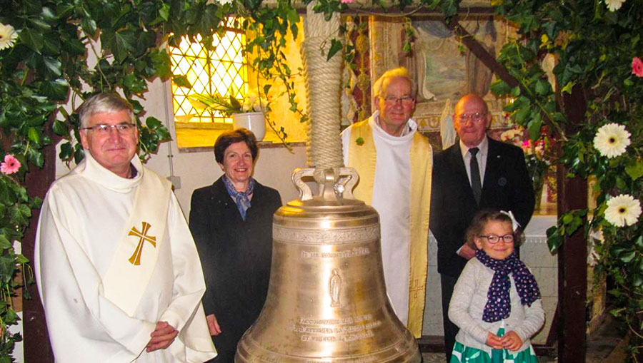 François Callu, diacre ; Odile Hamon-Enouf, maire ; l’abbé Mauger, et les parrains de Thérèse, Albert Gibot et Thaïs, lors de la bénédiction de la cloche, dimanche 28 avril 2019.
-Photo:Ouest France