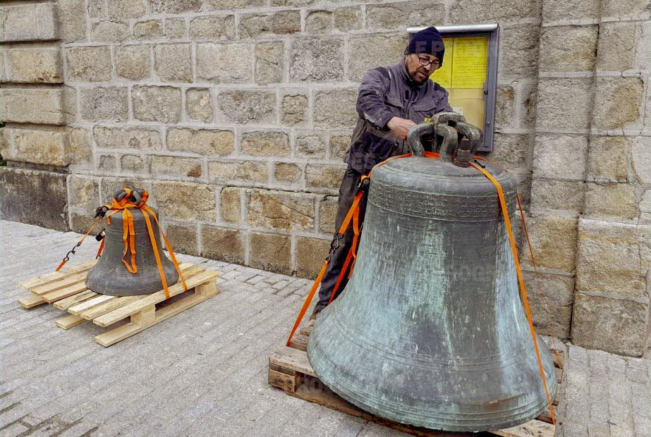 Les deux cloches ont été déposées au pied de l'église avant leur départ pour la restauration
-Photo:Le Progrès