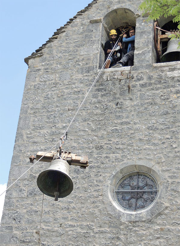 La cloche descendue grâce à la tyrolienne
-Photo:La Dépêche du Midi
