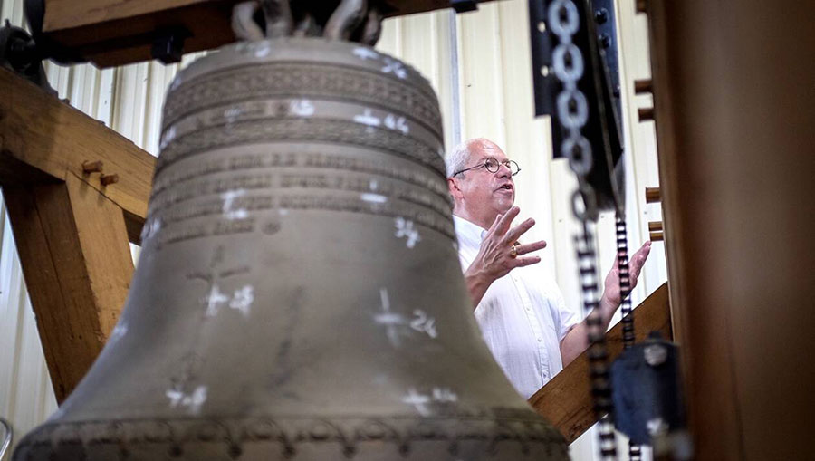 Vendredi 28 juin lors de la visite de l’usine Bodet, près de Cholet, où deux cloches de l’église Saint-Martin de Pezé-le-Robert (Sarthe) vont être restaurées.
-Photo:Ouest France