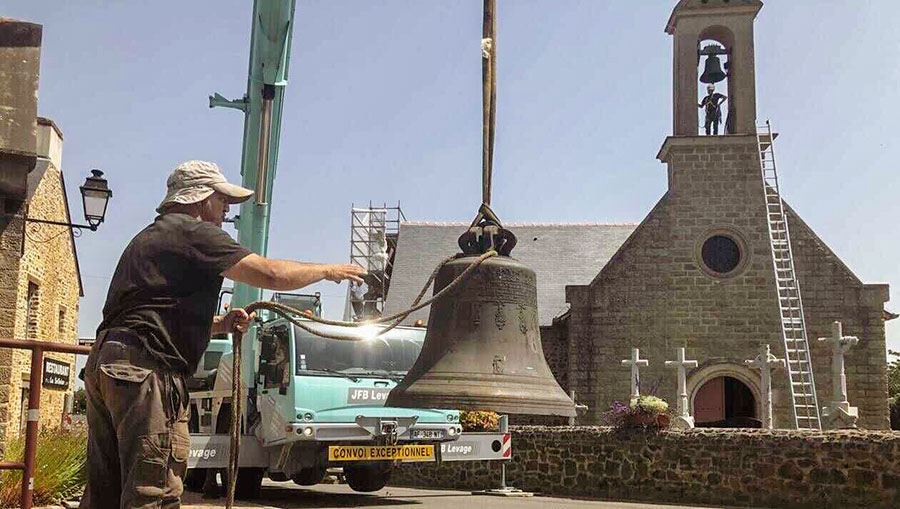 La cloche Romaine de l’église de La Selle-en-Luitré a été déposée pour une petite mise au vert.
-Photo:Ouest France