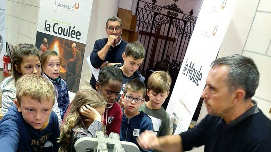 Olivier Ripoche de l’entreprise Lussault partageant son savoir-faire avec les écoliers du Pallet.
-Photo:Ouest France