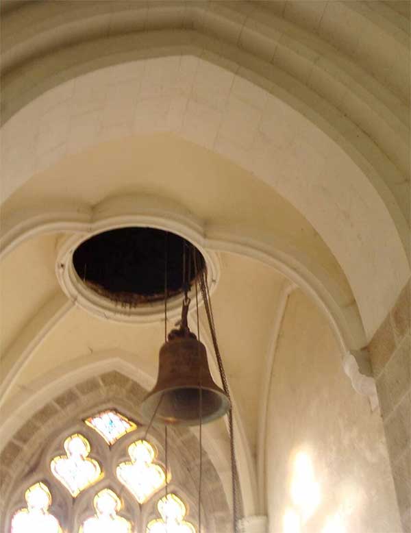 Charlotte Marie, la plus légère des trois cloches avec 135 kg, a été la première à être remontée dans le clocher et à retrouver sa place.
-Photo:Ouest France