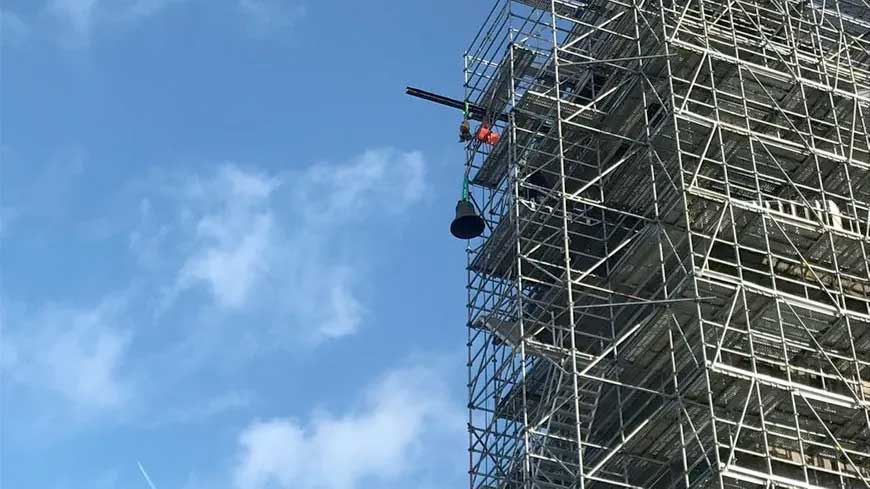 Eugénie, la cloche la plus légère, est la première à être déposée
-Photo:France Bleu