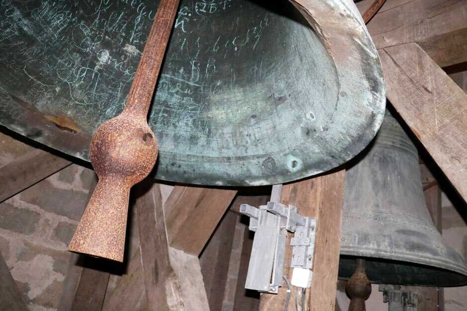 Au premier plan, Cécile-Joséphine, le bourdon de la cathédrale de Quimper, qui pèse 3 t. Au second plan, Marie, 2 200 kg. Chaque soir, les deux cloches sonnent en hommage au personnel soignant
-Photo:Ouest France